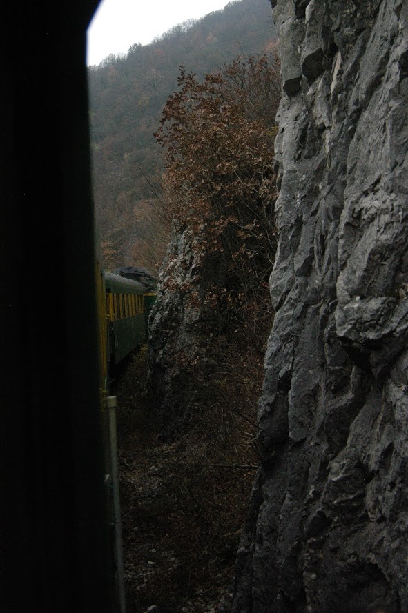 Traseu feroviar printre stanci